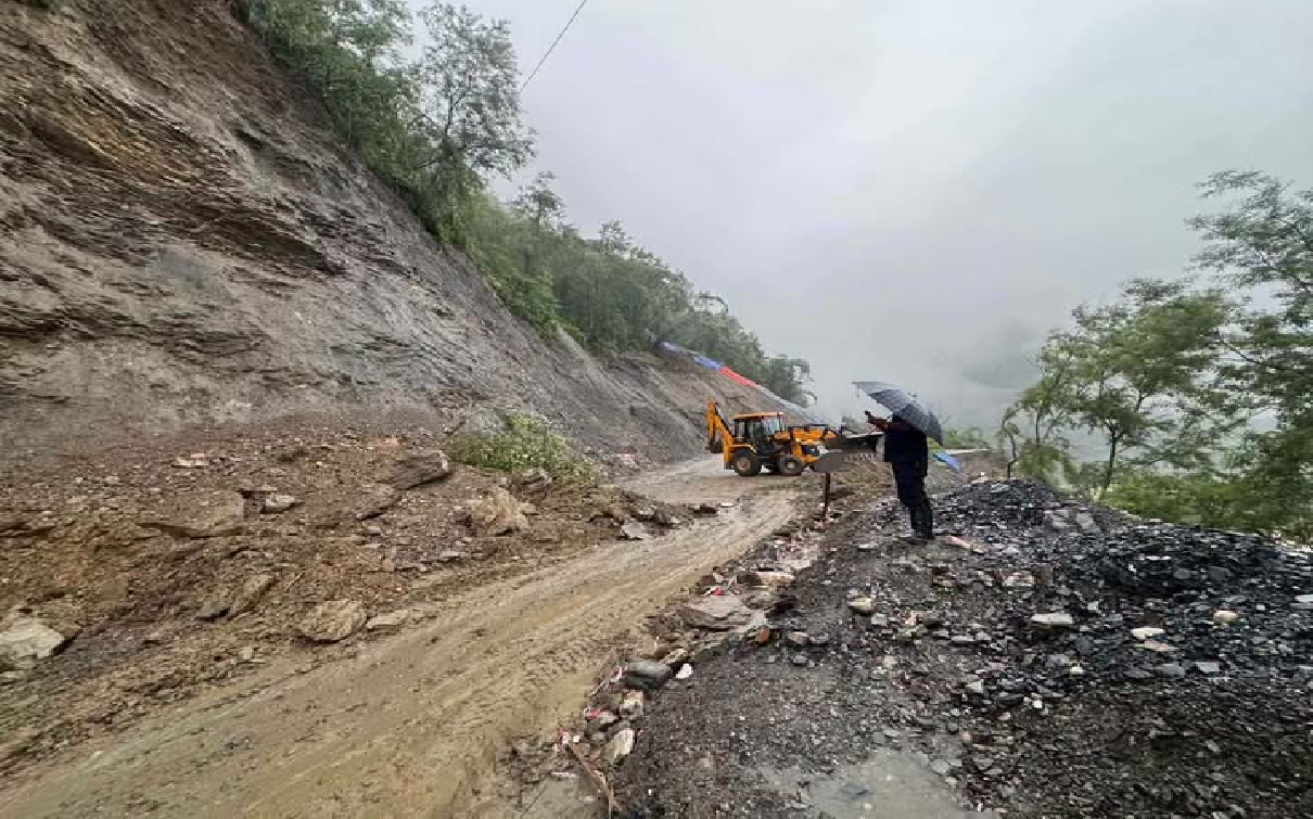 तनहुँबाट काठमाडौं र भरतपुरतर्फ जाने सडकमा यात्रा नगर्न प्रहरीको आग्रह