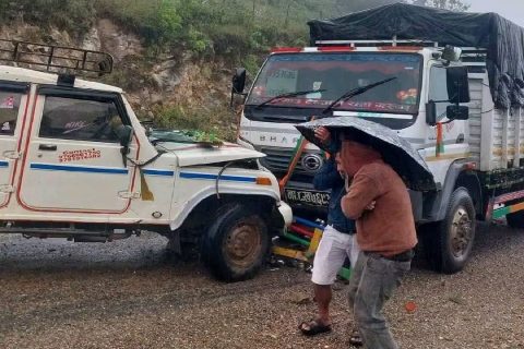 रोल्पामा मिनी ट्रक र जीप एकापसमा ठोक्किँदा पांच जना घाइते