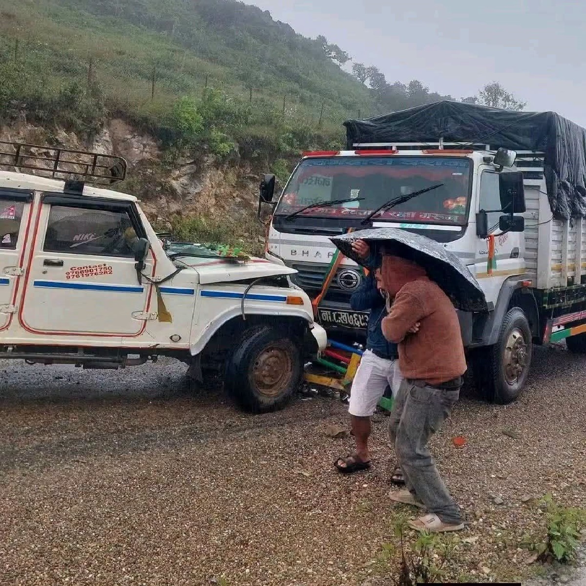 रोल्पामा मिनी ट्रक र जीप एकापसमा ठोक्किँदा पांच जना घाइते