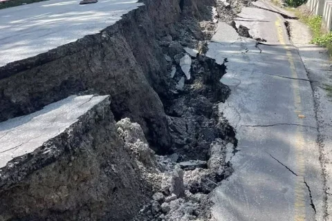 मुग्लिन–नारायणगढ सडकको सिमलतालमा भासियो, ७० मिटर सडक : एकतर्फी यातायात सञ्चालन