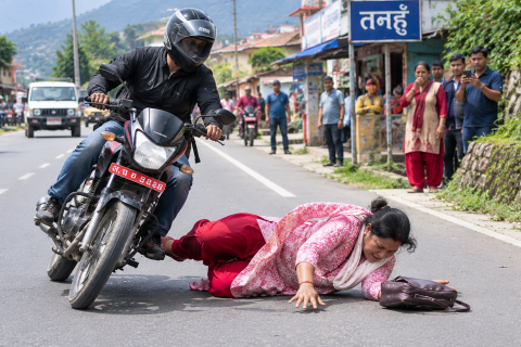 तनहुँमा मोटरसाइकलको ठक्करबाट पैदलयात्री महिला घाइते