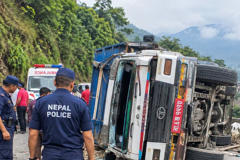 तनहुँको कमलबारीस्थित पृथ्वीराजमार्गमा ट्रक पल्टिँदा २६ वर्षीय चालकको मृत्यु