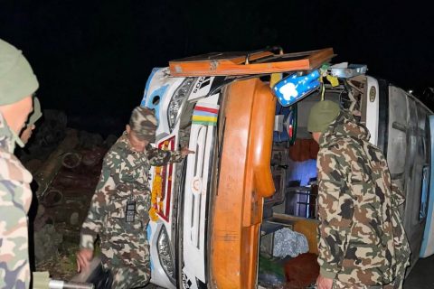 कालिञ्चोक दर्शन गरेर फर्किँदै गरेका दर्शनार्थी चढेको बस दोलखामा दुर्घटना : आठ जना घाइते