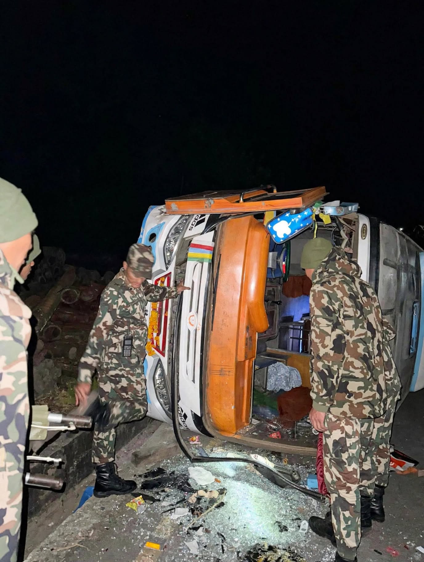 कालिञ्चोक दर्शन गरेर फर्किँदै गरेका दर्शनार्थी चढेको बस दोलखामा दुर्घटना : आठ जना घाइते