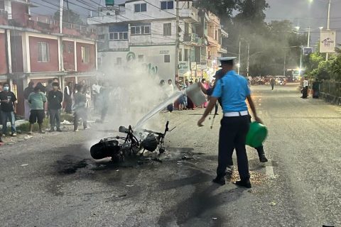दाङमा दुई मोटरसाइकल ठोक्किएर आगलागी हुँदा एक जनाको मृत्यु, दुई घाइते
