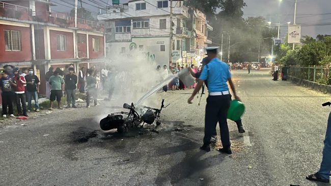 दाङमा दुई मोटरसाइकल ठोक्किएर आगलागी हुँदा एक जनाको मृत्यु, दुई घाइते