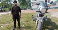 मोटरसाइकलको ठक्करबाट चार वर्षीय बालकको मृत्यु भएपछि  भागेका चालकलाई हवाई फायर गरेर पक्राउ