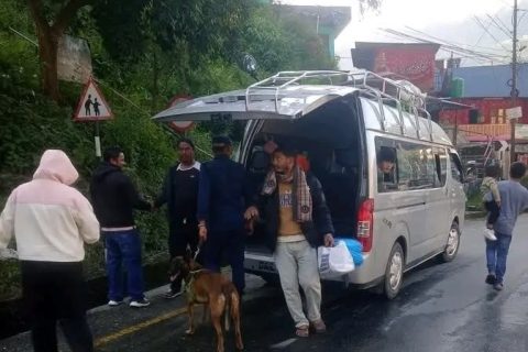 पर्वतका दुई सीमा नाकामा तालिमप्राप्त कुकुरसहित प्रहरीको चेकजाँच