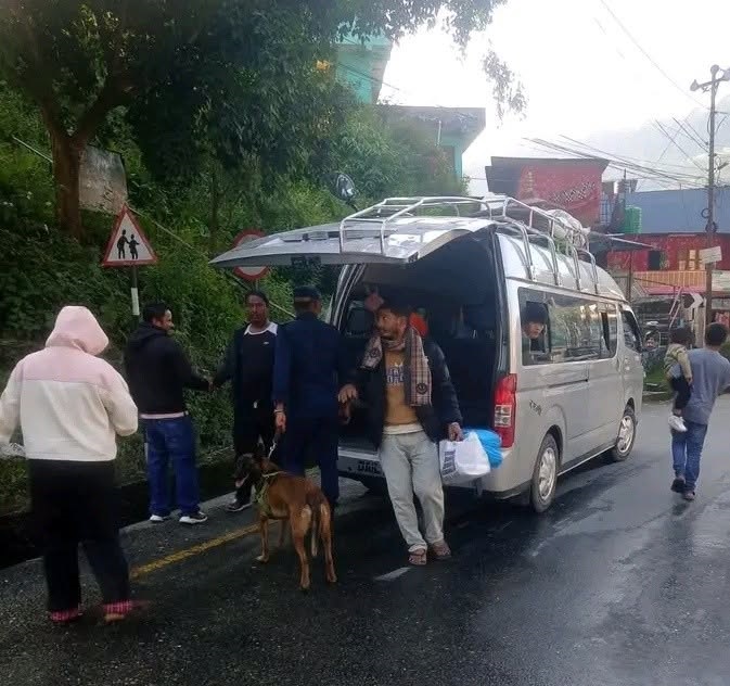 पर्वतका दुई सीमा नाकामा तालिमप्राप्त कुकुरसहित प्रहरीको चेकजाँच