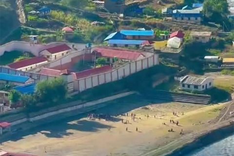 डोल्पा कारागारबाट सुरुङ खनेर गएराती आठ जना कैदी भागे