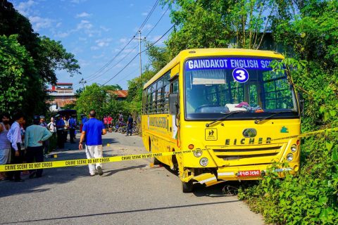 नवलपुरको गैँडाकोटमा स्कूल बसको ठक्करबाट मोटरसाइकल चालकको मृत्यु