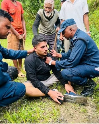गुल्मीमा बृद्धामाथि आक्रमण गरेर सुनको सिक्री लुटेर भाग्ने युवालाई स्थानीयले समातेर प्रहरीलाई बुझाए