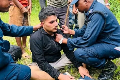गुल्मीमा बृद्धामाथि आक्रमण गरेर सुनको सिक्री लुटेर भाग्ने युवालाई स्थानीयले समातेर प्रहरीलाई बुझाए