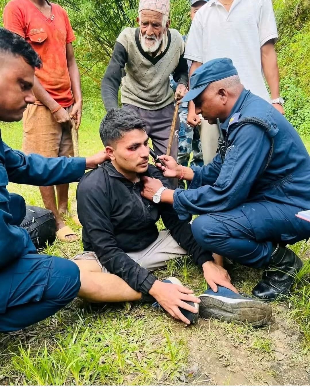 गुल्मीमा बृद्धामाथि आक्रमण गरेर सुनको सिक्री लुटेर भाग्ने युवालाई स्थानीयले समातेर प्रहरीलाई बुझाए