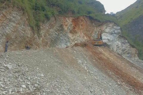 मुगुमा सुख्खा पहिरो खस्दा एक्साभेटर पुरियो, चालक बेपत्ता, सहचालक घाइते