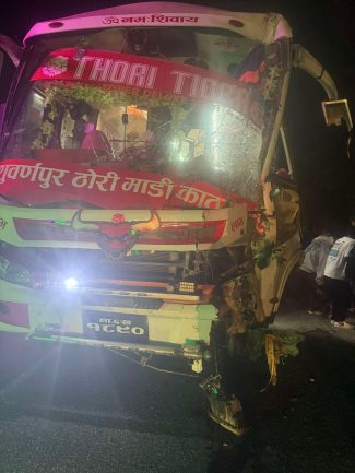 चितवनको जुगेडीमा एकाबिहानै रोकी राखेको ट्रकलाई बसले ठक्कर दियो : आठ जना घाइते