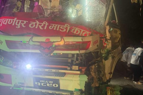 चितवनको जुगेडीमा एकाबिहानै रोकी राखेको ट्रकलाई बसले ठक्कर दियो : आठ जना घाइते