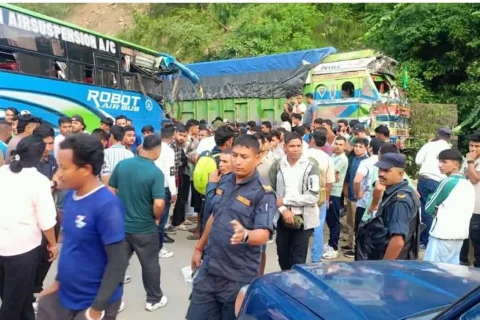 कपिलवस्तुको चोरखोलामा बस र ट्रक ठोक्किँदा बस चालकको मृत्यु, ११ जना यात्रु घाइते