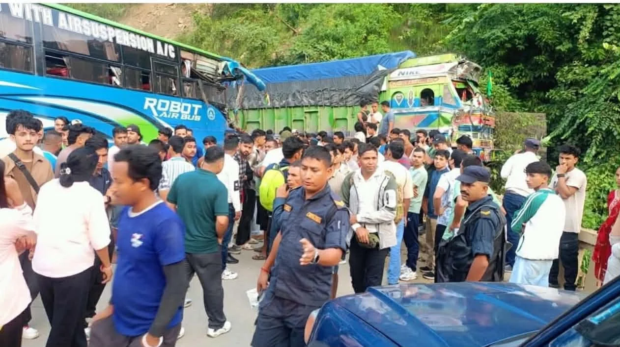 कपिलवस्तुको चोरखोलामा बस र ट्रक ठोक्किँदा बस चालकको मृत्यु, ११ जना यात्रु घाइते