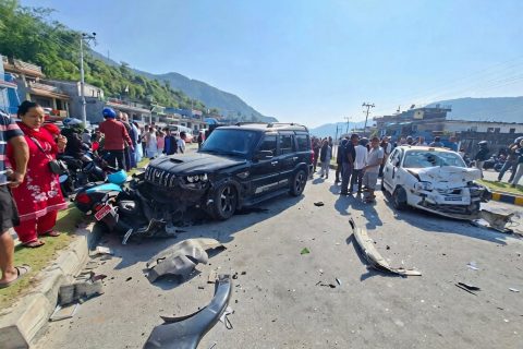 तनहुँको कोत्रेमा भारतीय स्कोर्पियोले स्कुटर र ट्याक्सीलाई दियो ठक्कर : ६ जना घाइते