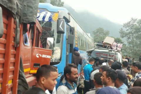 कुरिनटारमा बस, ट्रक र माइक्रो एकै ठाउँमा ठोकिँदा ११ जना घाइते, राजमार्ग अवरुद्ध