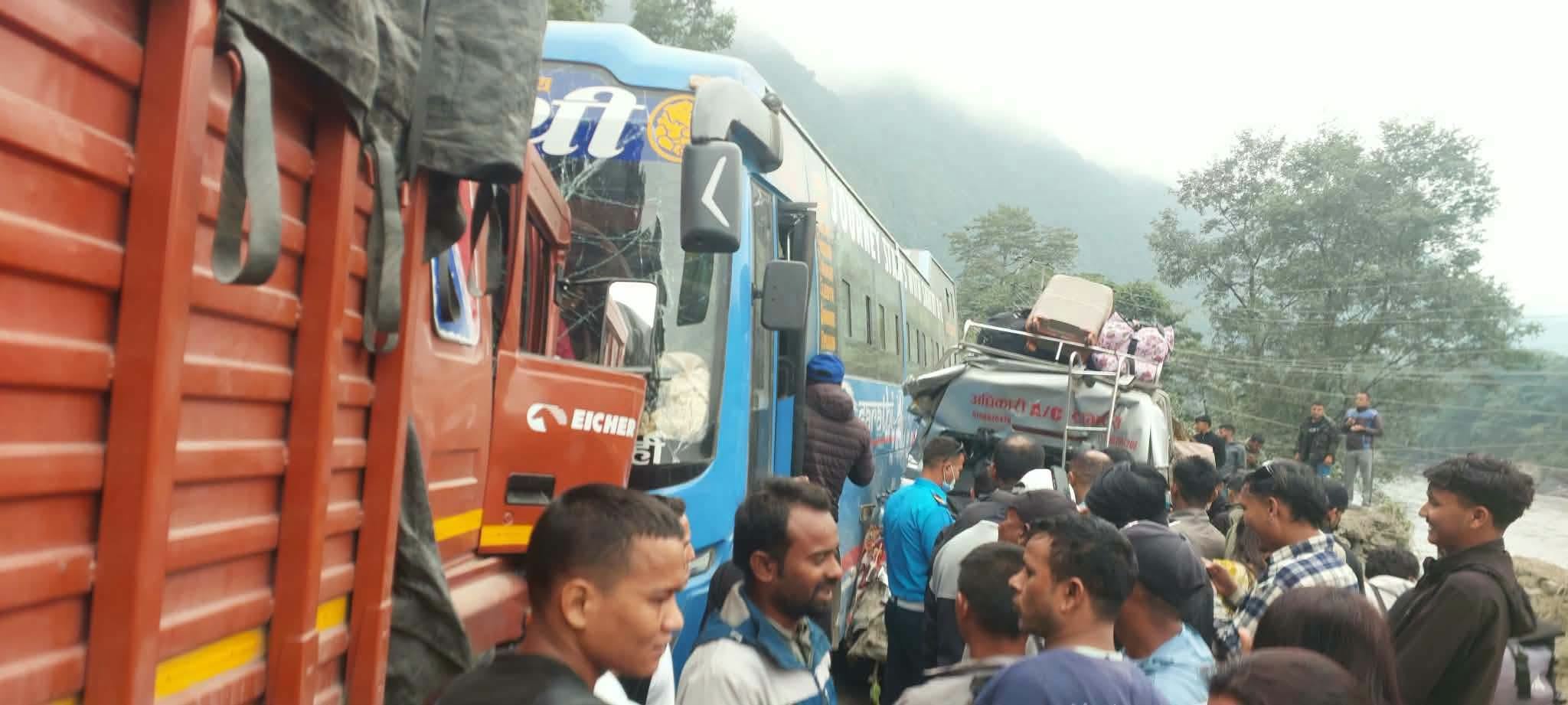 कुरिनटारमा बस, ट्रक र माइक्रो एकै ठाउँमा ठोकिँदा ११ जना घाइते, राजमार्ग अवरुद्ध