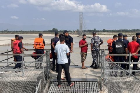 महाकाली नदीको पुलमुनि तारमा अड्किएको अवस्थामा मृत भेटिए सशस्त्रका असई थारु