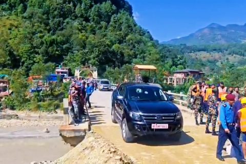 सञ्चालनमा आयो बाढीले अवरुद्ध मालढुङ्गा पुल,  आवागमन शुरु
