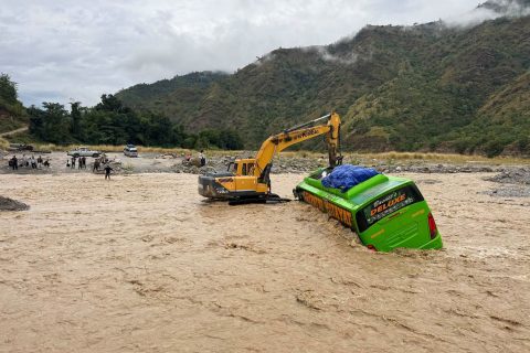 ३० यात्रुसहित तमोर करिडोरको नावा खोलामा फंसेको बसको उद्धार