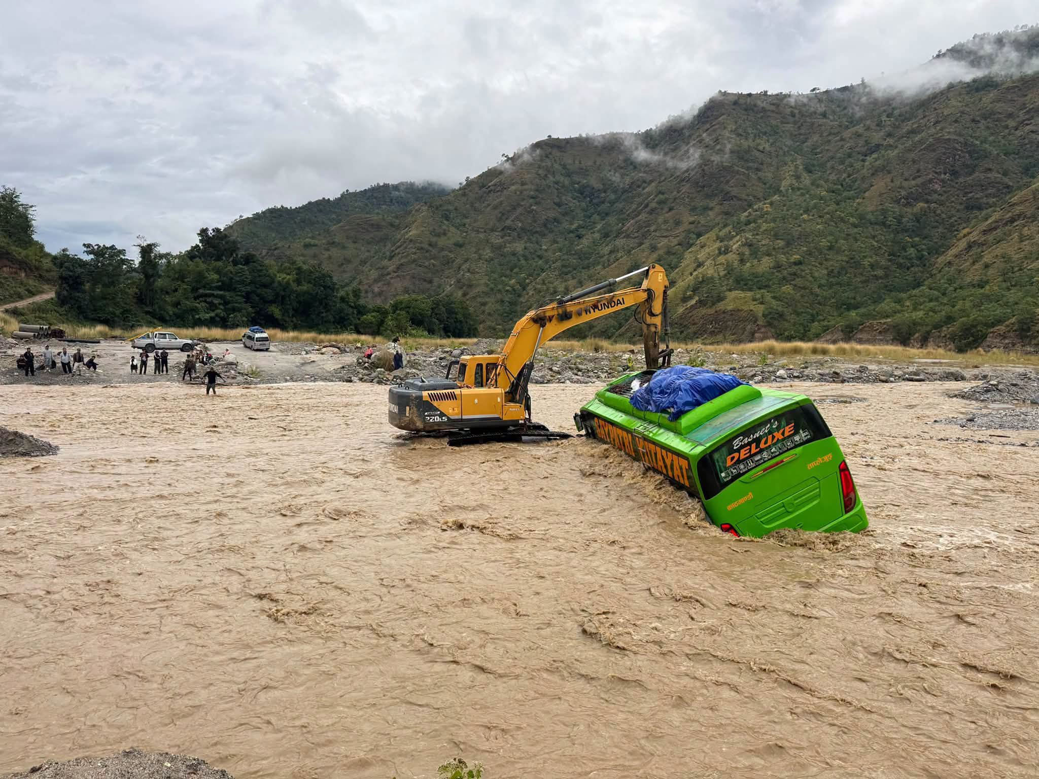 ३० यात्रुसहित तमोर करिडोरको नावा खोलामा फंसेको बसको उद्धार