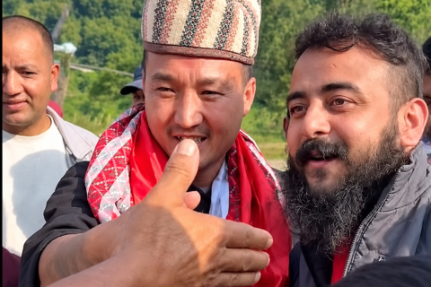 झापामा दुई पक्राउ पुर्जी जारी भएका फरार अभियुक्त गोरखामा गृहमन्त्रीसँगै, प्रहरीको भूमिकामाथि प्रश्न