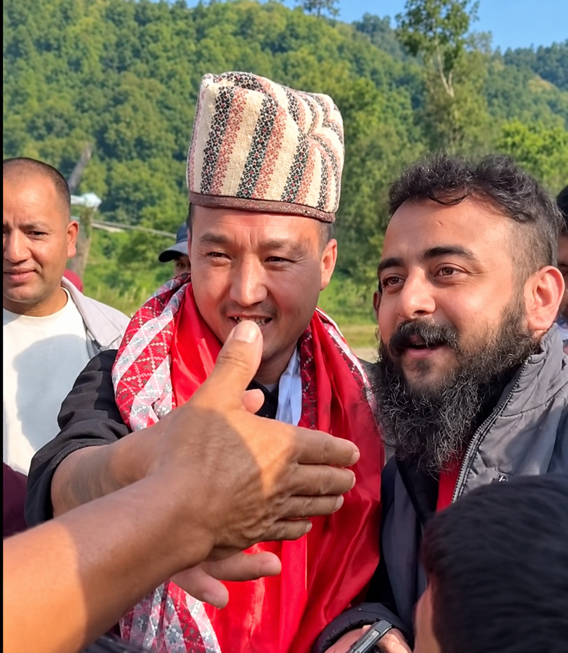 झापामा दुई पक्राउ पुर्जी जारी भएका फरार अभियुक्त गोरखामा गृहमन्त्रीसँगै, प्रहरीको भूमिकामाथि प्रश्न