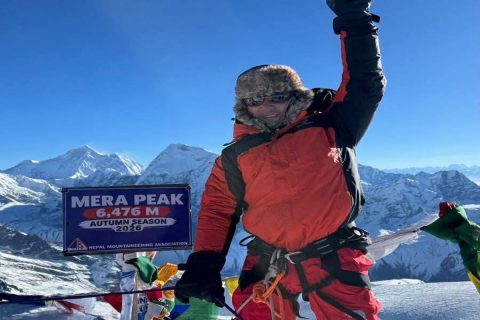 प्रदेश लेखा अधिकृत पृथ्वीमान लिम्बुले निजी खर्चमा गरे मेरापिक हिमाल आरोहण : बनाए नेपालकै पहिलो अधिकृतको कीर्तिमान