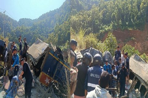 तनहुँको घाँसीकुवामा ट्रक भीरबाट पल्टियो : चालकको घटनास्थलमै मृत्यु, सहचालक घाइते